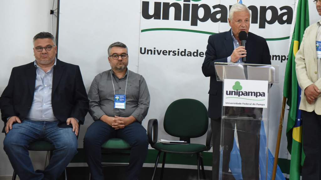 Lauritto en un encuentro internacional en resguardo del Río Uruguay