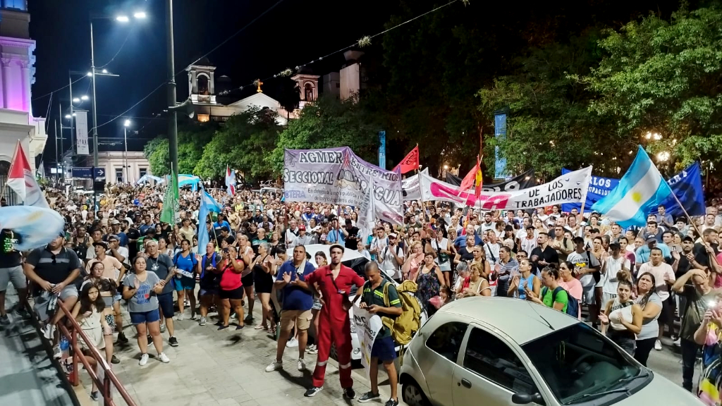 Miles de uruguayenses salieron a bancar a los trabajadores de Tres Arroyos