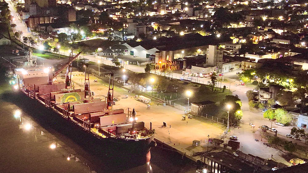 El Puerto estrena iluminación LED con la llegada de un nuevo Buque