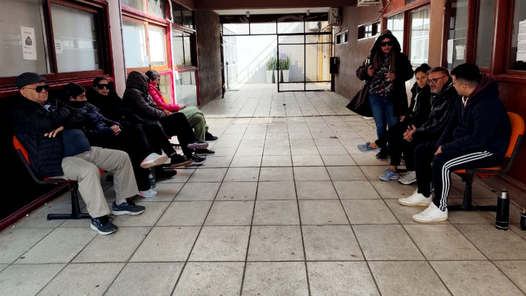 Registro civil detonado: los trabajadores cumplen horario sentados porque no pueden entrar