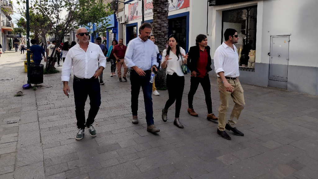 Siete cuadras, 26 personas y un saludo: la visita de Benegas Lynch a Concepción
