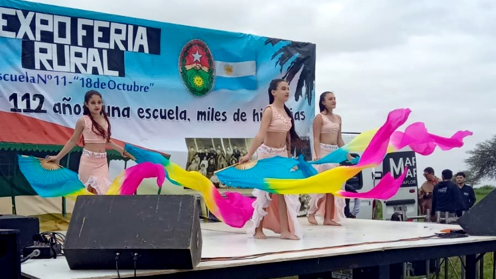 Taller Municipal de Danzas brilló afuera