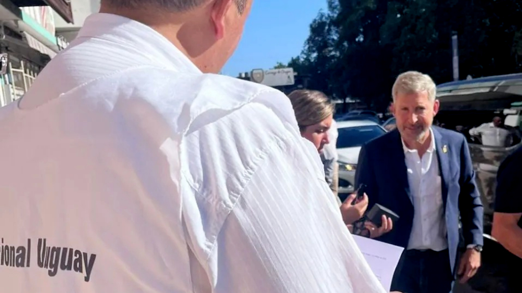 Agmer interpeló a Frigerio en Uruguay con reclamos docentes