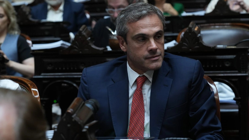 Con la reforma, los extranjeros nacionalizados no pagarán impuestos, pero los argentinos sí