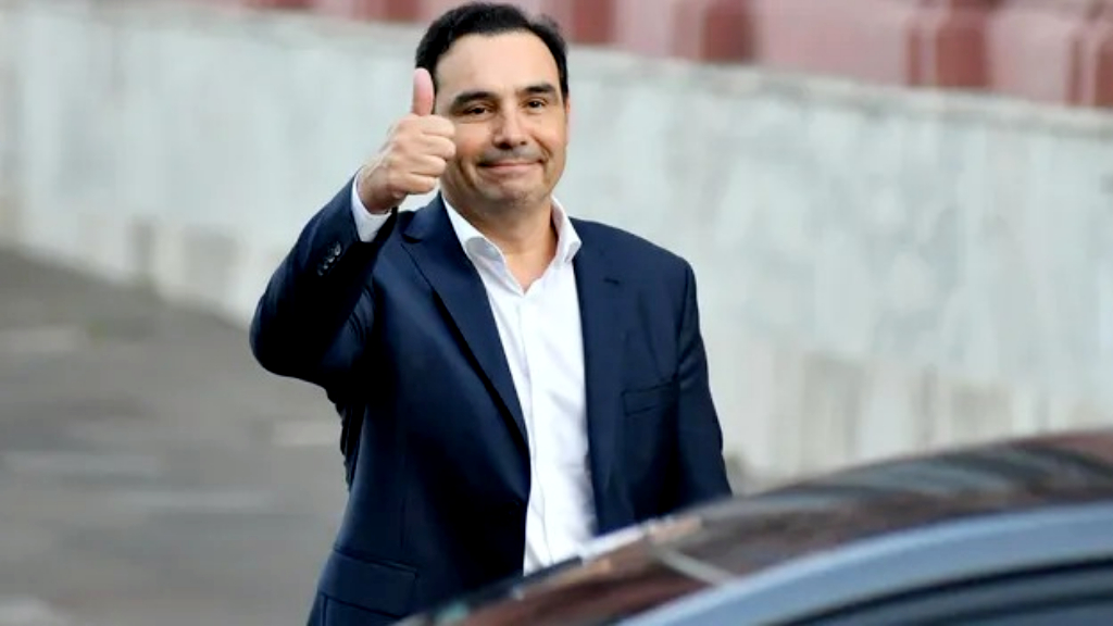 Valdés viene al encuentro boina blanca