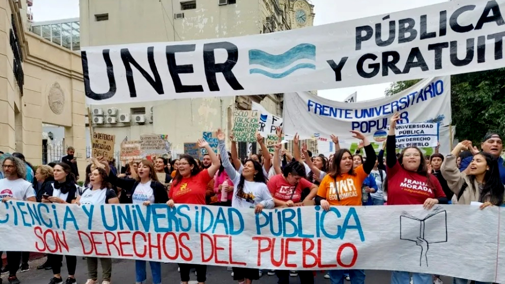 Gremios y docentes de la UNER intensifican lucha con carpas y paro