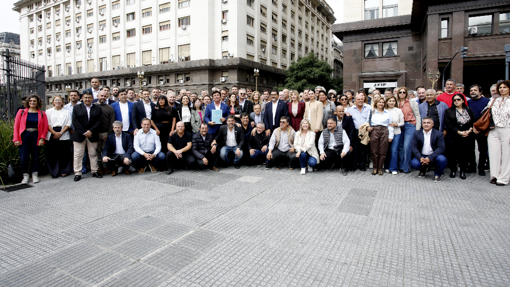 Intendentes le reclamaron a Milei