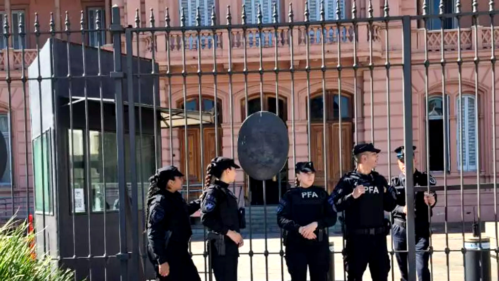 De los insultos a la reja cerrada: cómo Milei restringió el acceso a los periodistas acreditados