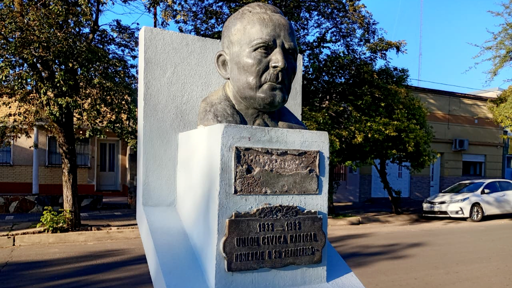 Le robaron la placa al busto de Yrigoyen