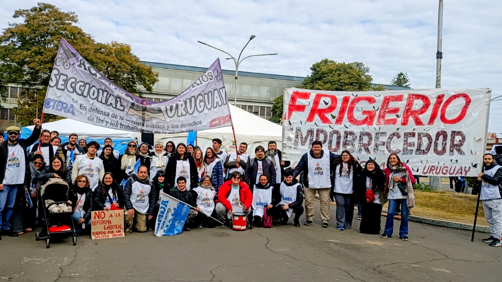 Uruguayenses en la marcha de Agmer