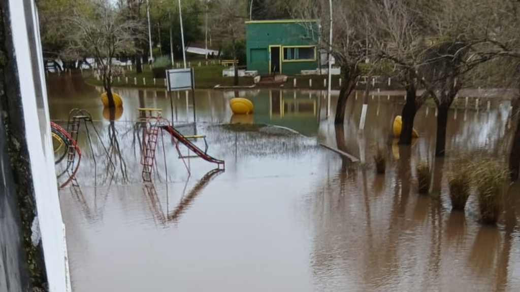 El agua bajó, pero el ingreso a balnearios sigue cerrado por precauc­ión
