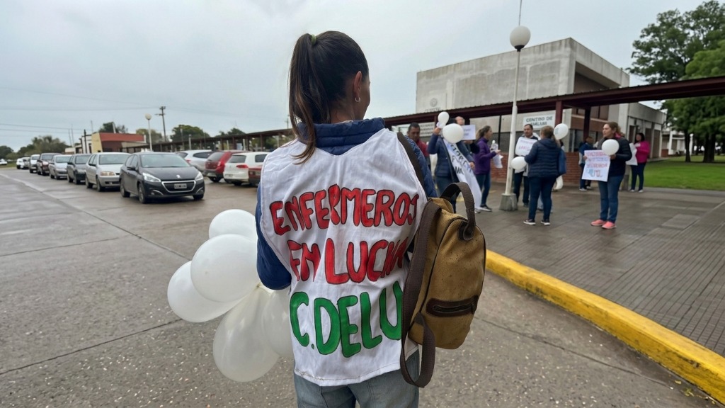 Enfermeros del hospital Urquiza marcharon por reclamos laborales