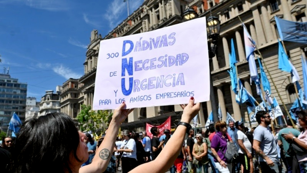 La oposición pidió debatir el DNU 70 