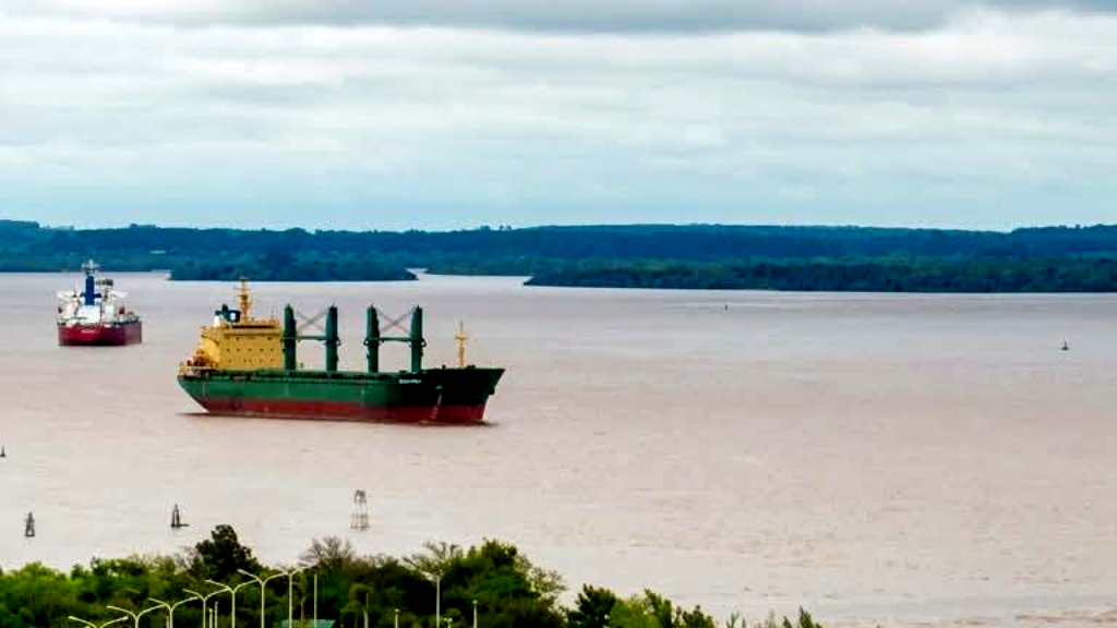 Dos buques operaron en el puerto pese a la creciente