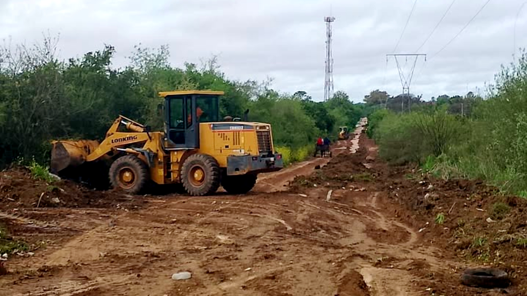 Mejoran calles de tierra en la zona oeste y norte
