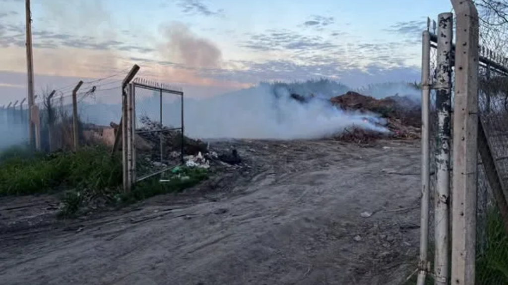 Ambiente prohibió la quema de residuos en el basural y exigió medidas urgentes