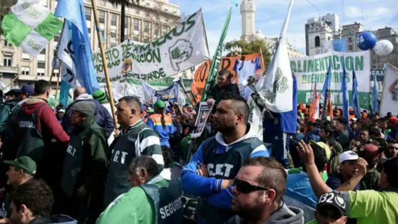 Uruguayenses en la marcha de la CGT y la CTA