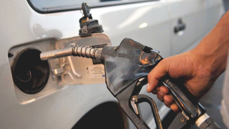 En la provincia quieren cobrar 1 peso extra por litro de combustible