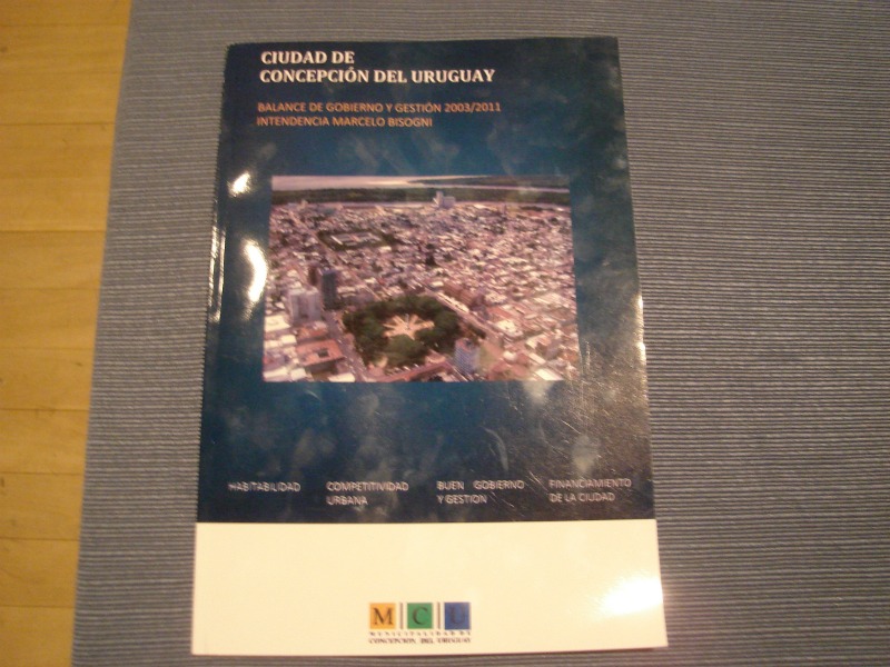 Libro del balance de gobierno de la gestión 2003-2011 de la intendencia de Marcelo Bisogni / Imagen: Babel, Valodia Nichajew