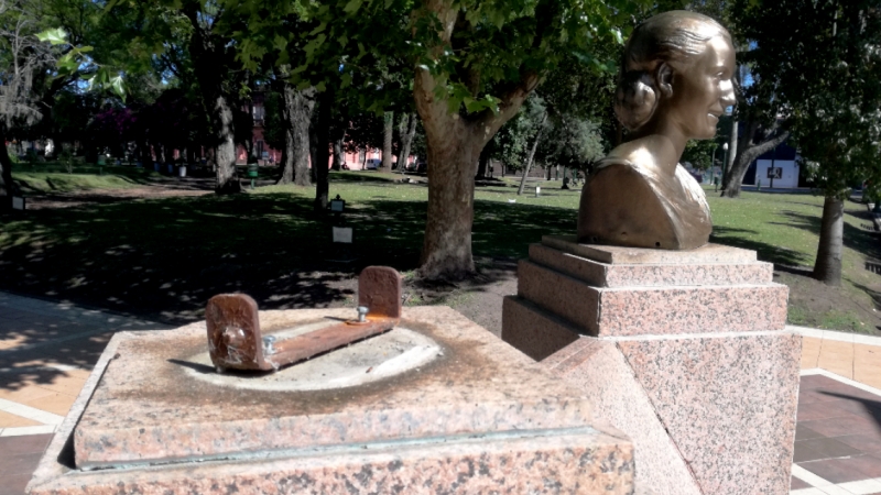 Guardaron el busto de Perón tras haberse caído