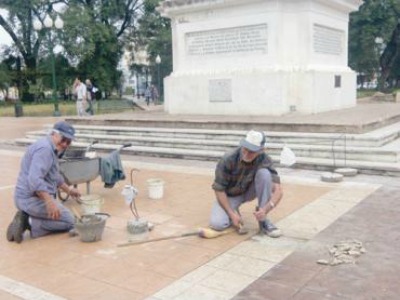 Comenzaron los trabajos de reparación en la plaza Ramírez