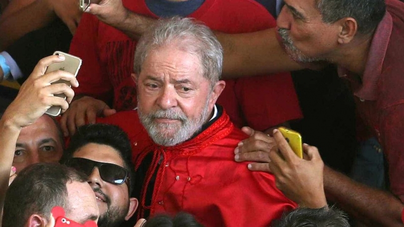 Busti sobre Lula: 