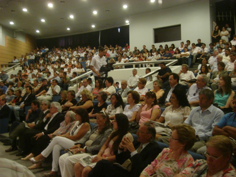 Miembros de instituciones, funcionarios y vecinos llenaron el salón Carlos María Scelzi / Imagen: Babel, Valodia Nichajew