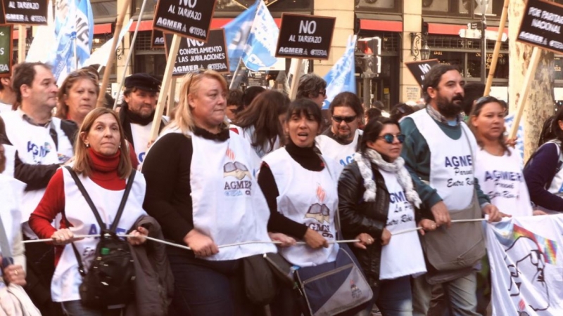 Uruguayenses en la Marcha Federal Docente