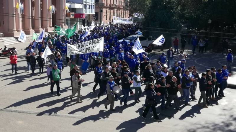 Una multitud de trabajadores uruguayenses marchó contras las medidas de Cambiemos