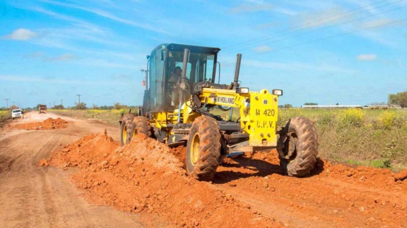 Vialidad repone el material calcáreo en los caminos