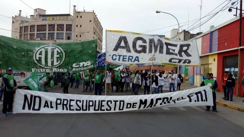 Uruguayenses marcharon en Paraná contra el ajuste de Cambiemos