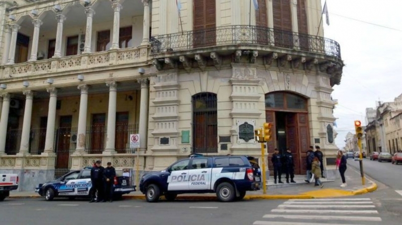 Luego de otro allanamiento al municipio, la policía le secuestro los celulares a Varisco y a su hija