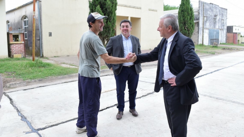 Continúan los intensos trabajos de pavimentación en barrio San Isidro