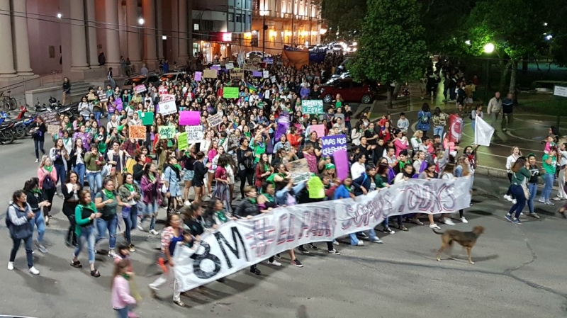 Cientos de mujeres uruguayenses marcharon por sus derechos y contra el fin de la violencia machista