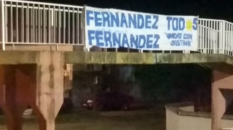 La agrupación Unidad con Cristina salió con carteles en apoyo a los Fernández