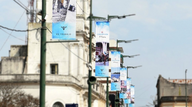 Renuevan las banderolas de Plaza Ramírez