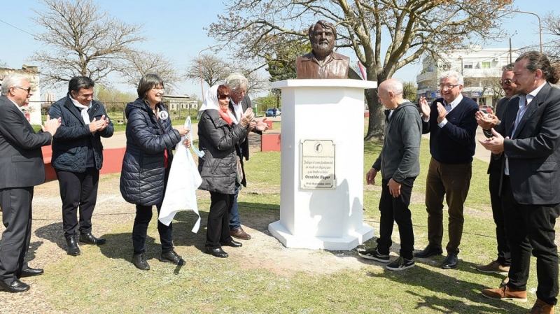 Osvaldo Bayer tiene su busto en Concepción del Uruguay