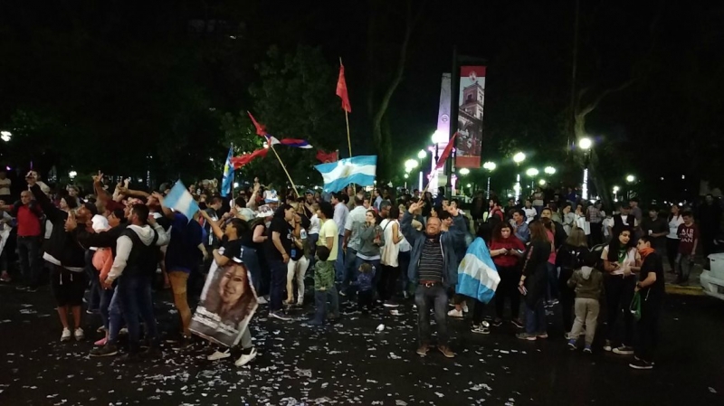 Festejos en plaza Ramírez por el triunfo de Alberto