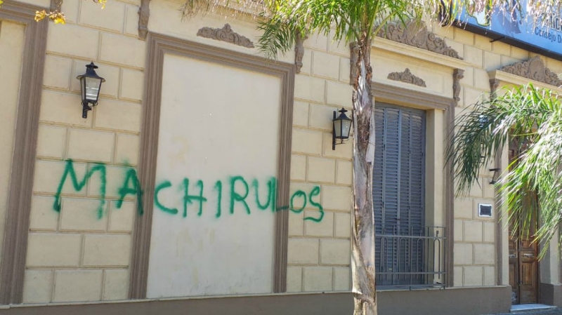 Pintaron grafitis en la sede del PJ uruguayense