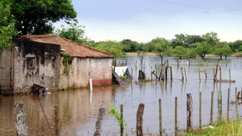 Inundados uruguayenses: Macri se despide sin poner un solo ladrillo de las 100 casas prometidas 