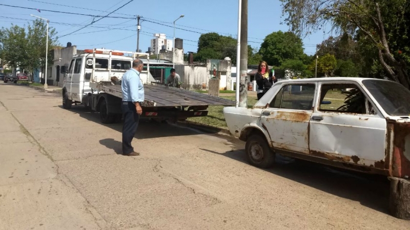 Se retomaron los operativos para retirar vehículos abandonados de la vía pública