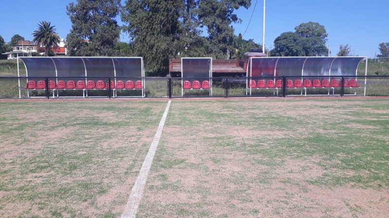 Instalaron bancos de suplentes y arcos en la cancha de hockey