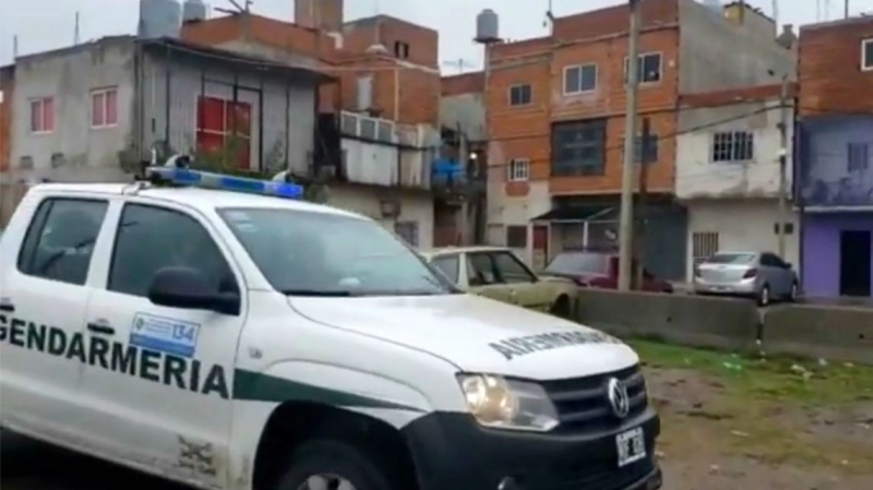 Gendarmería recorre las calles pidiendo por altavoces evitar las reuniones o salir