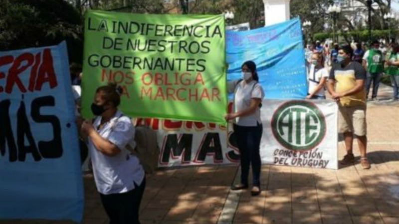 La enfermería prepara una carpa blanca frente al Hospital