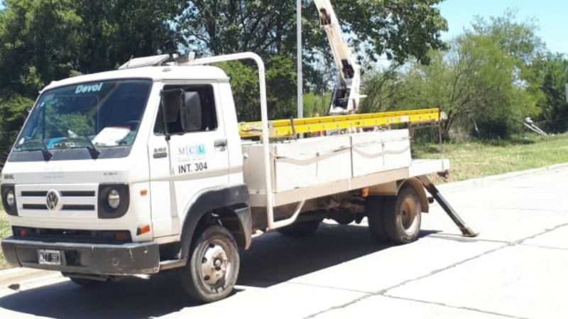 Colocan nuevo sistema de alumbrado público en calle Sarmiento