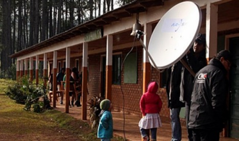 Escuelas rurales y de islas tendrán conexión a internet a través de antenas satelitales