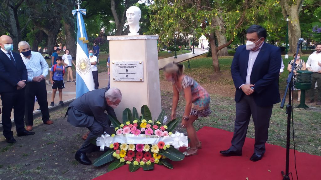 Oliva inauguró el busto de Frondizi 