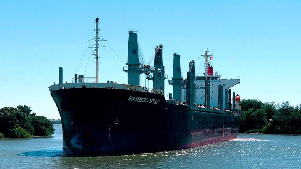 Comienza la carga de un nuevo buque ultramarino en el puerto de Concepción del Uruguay