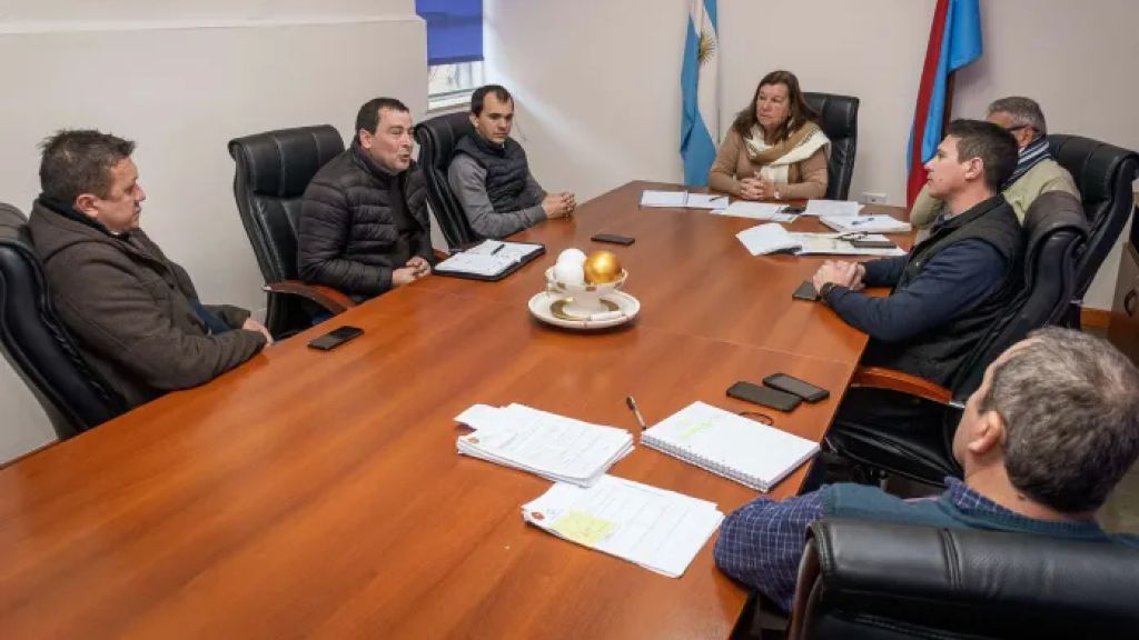 Coordinan tareas viales para caminos de uso productivo del departamento Uruguay