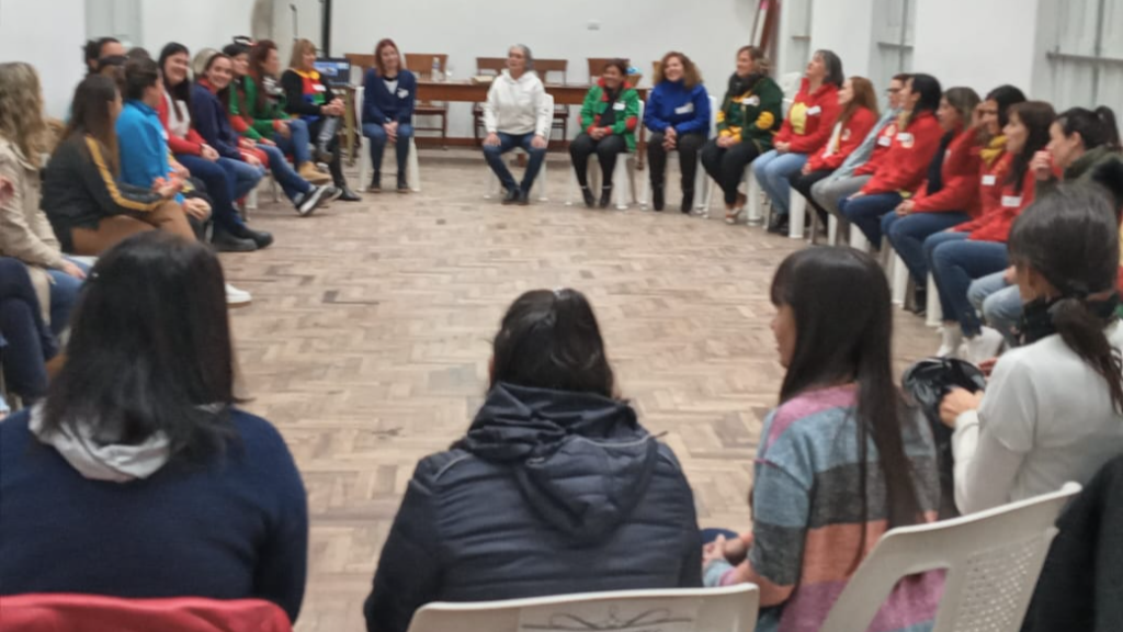 Comenzó a dictarse el taller “Filosofar con las infancias”